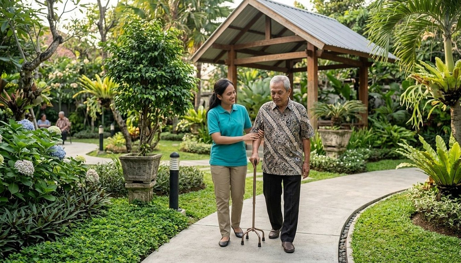 Caregiver profesional sedang membantu lansia berjalan di taman hunian senior yang asri dan aman